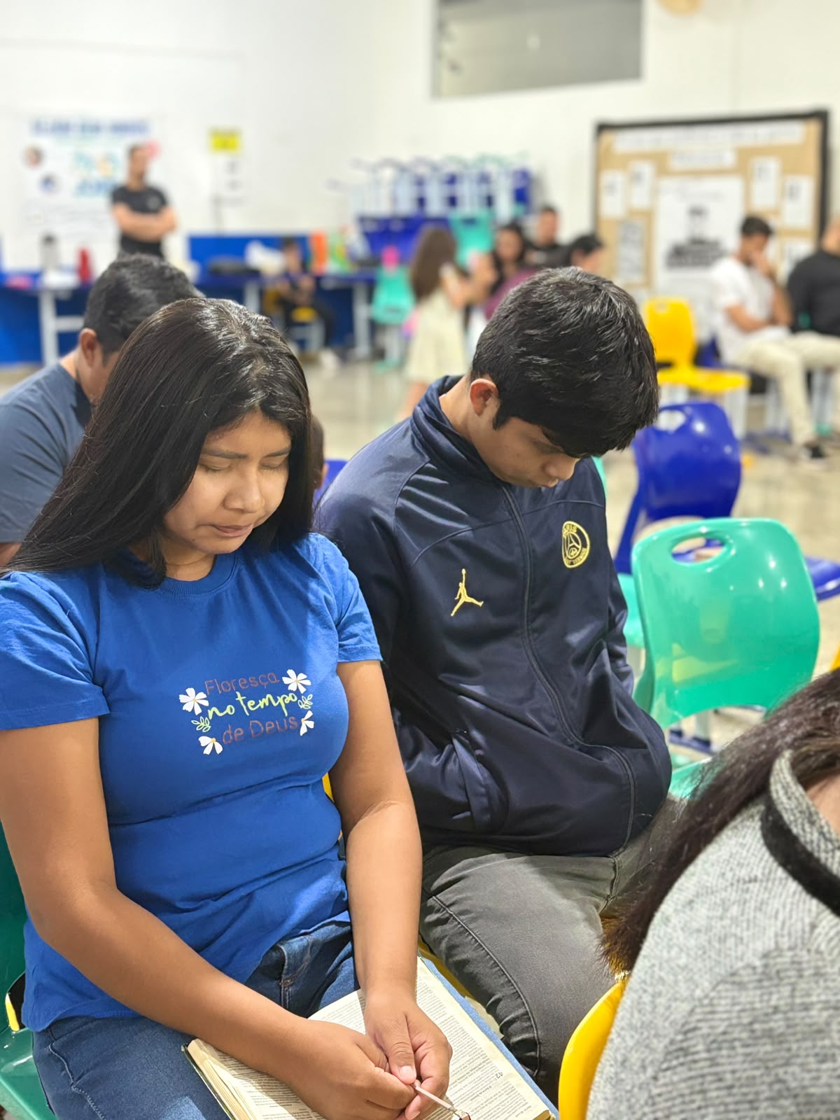 Jovens da ICA participando de um momento de oração e leitura bíblica