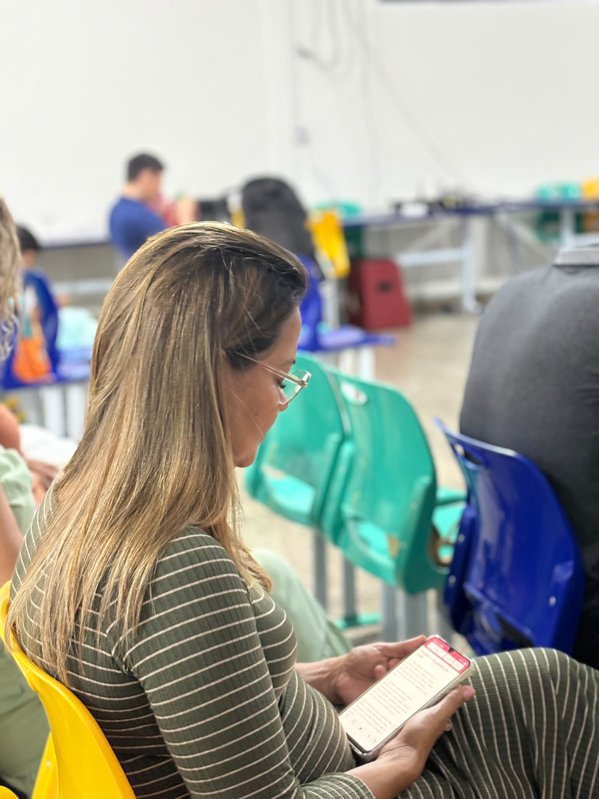 Participante da ICA acompanhando a Palavra durante um encontro
