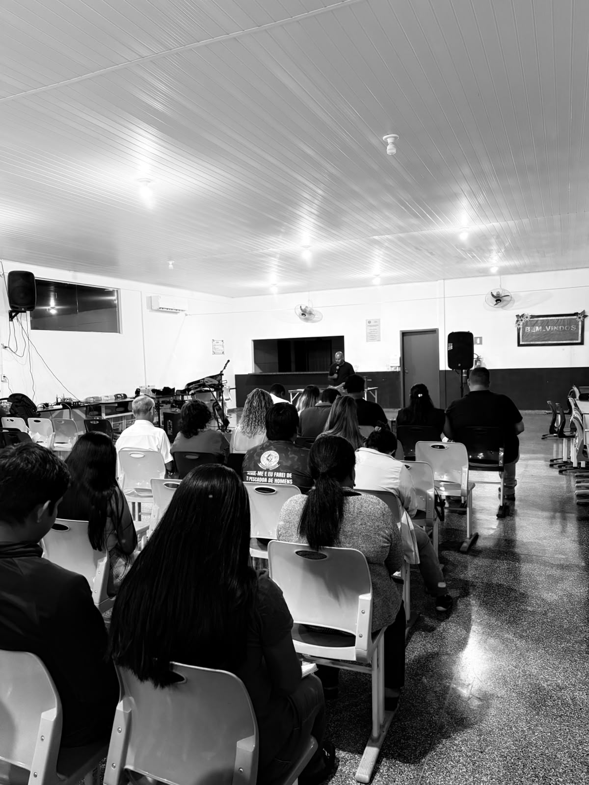 Comunidade da Igreja Coração Aquecido reunida durante uma celebração